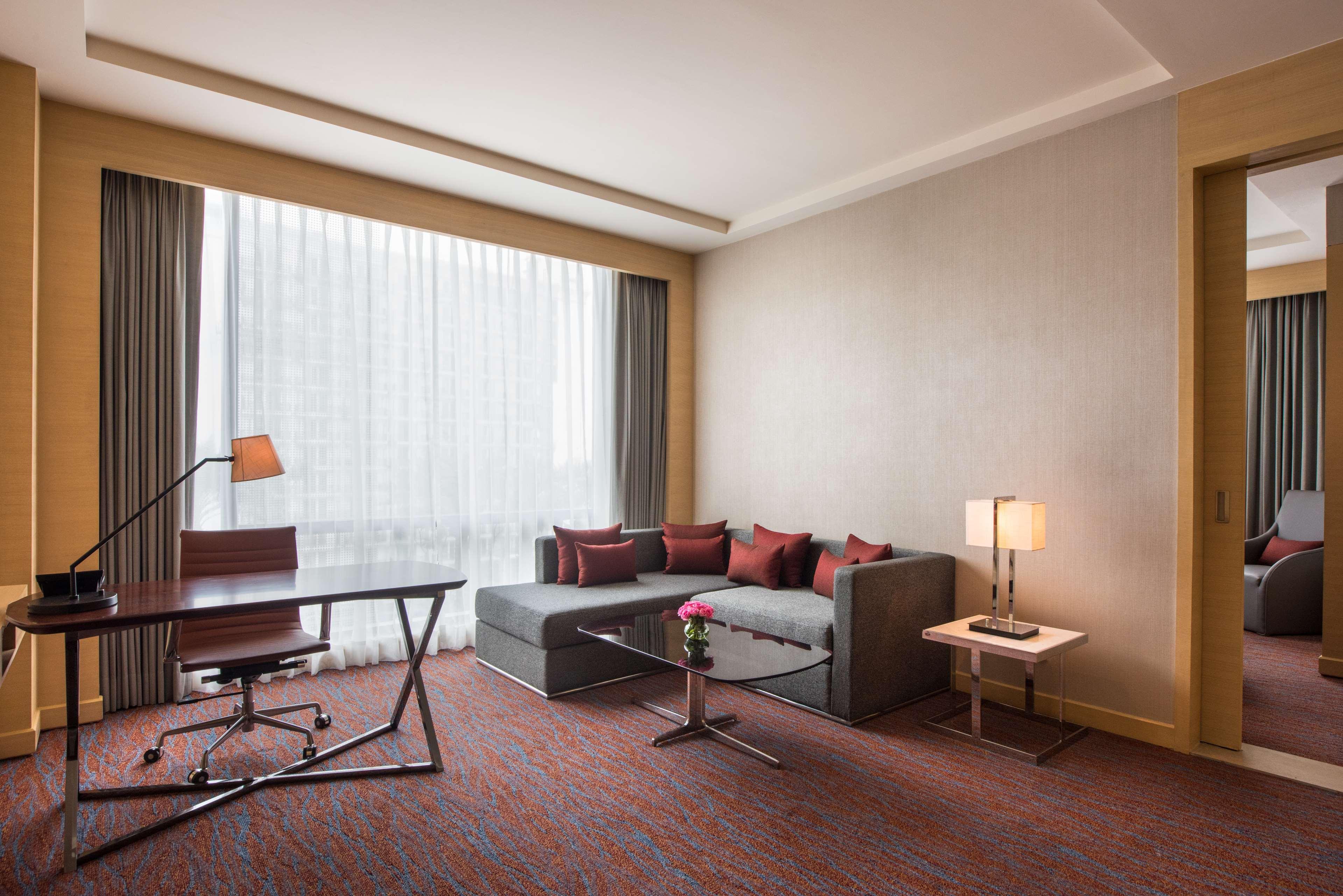 Hotel Hyatt Regency Lucknow Gomti Nagar Exterior foto A living room in a suite at the hotel