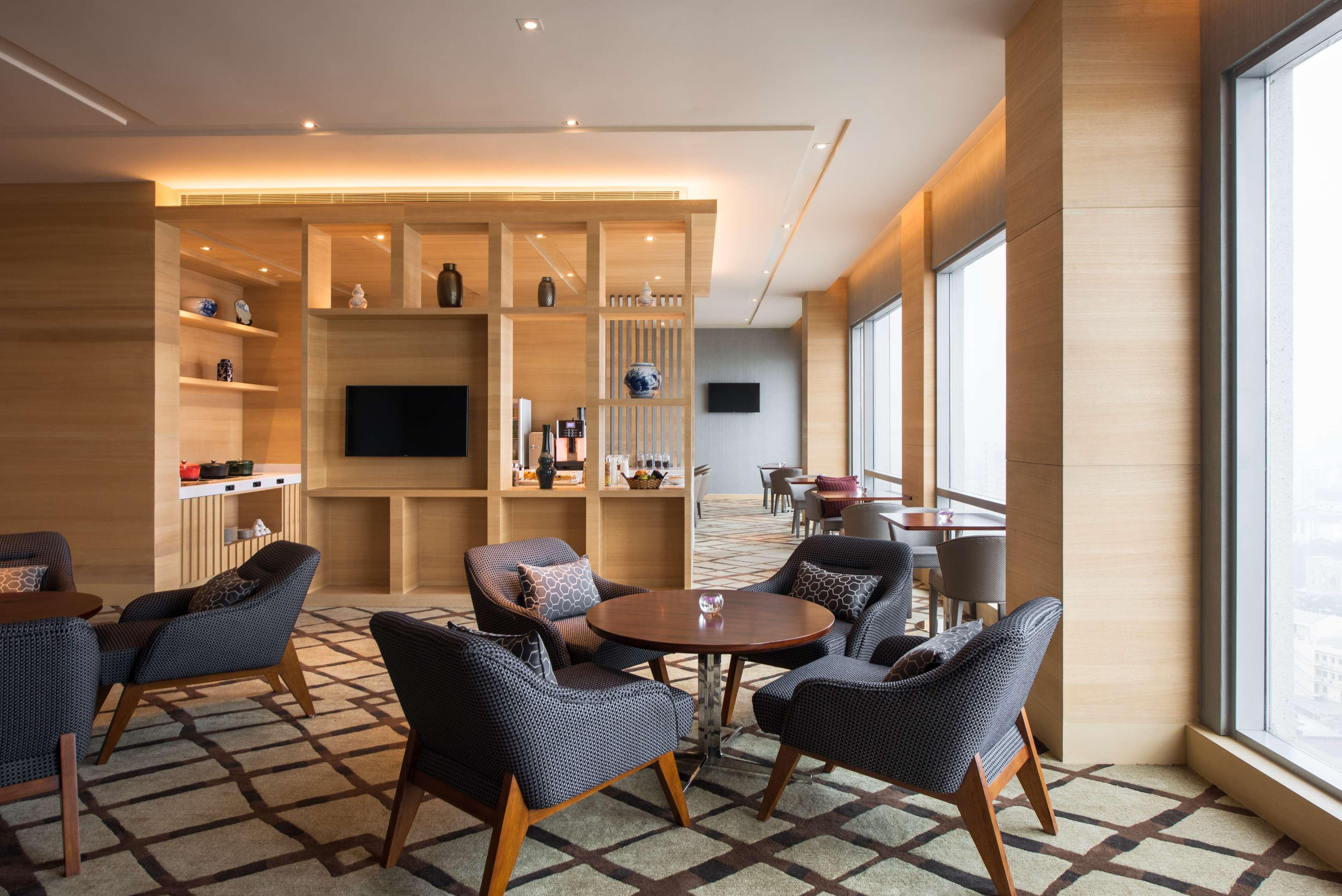 Hotel Hyatt Regency Lucknow Gomti Nagar Exterior foto Club Lounge at the hotel