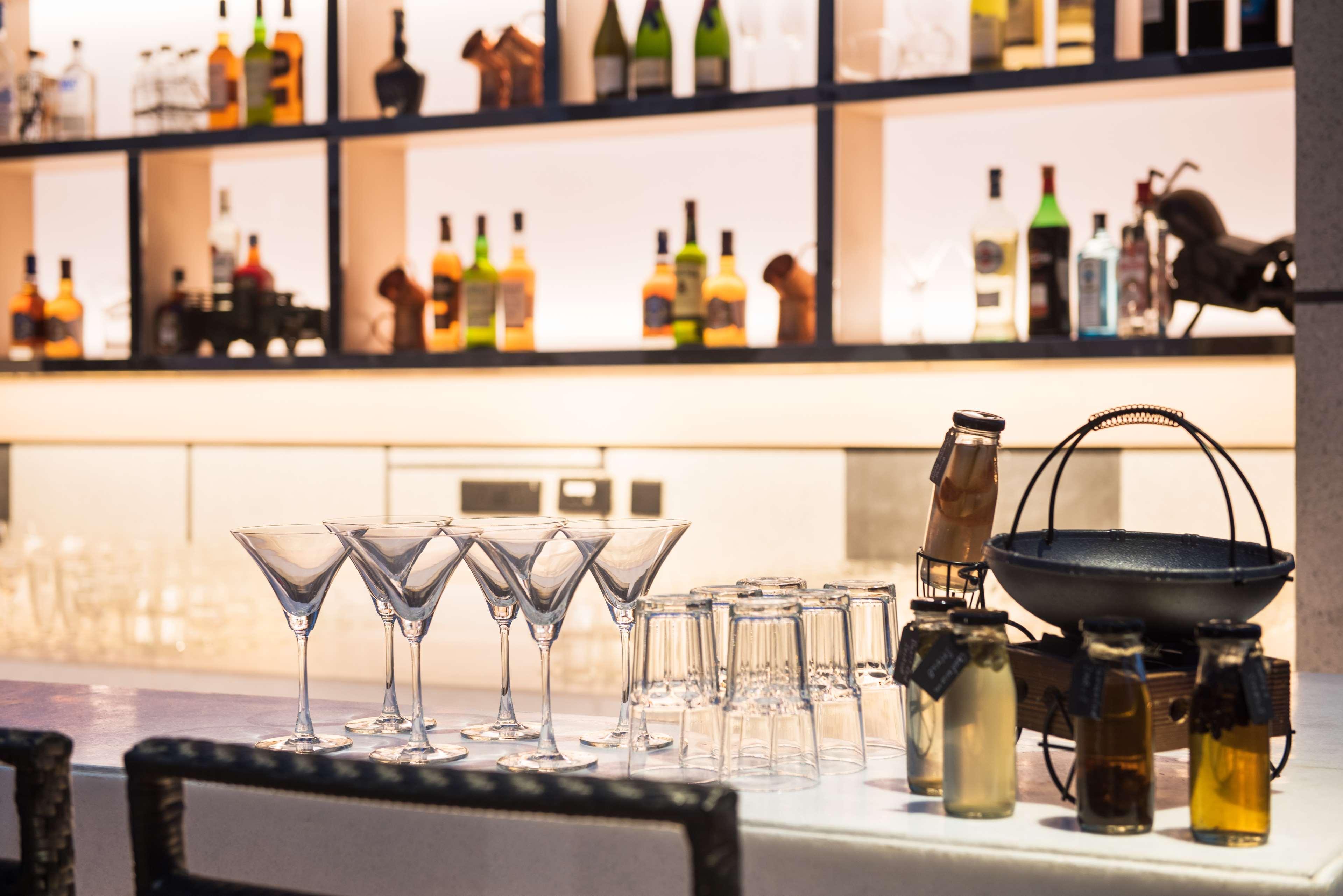 Hotel Hyatt Regency Lucknow Gomti Nagar Exterior foto A bar at a hotel