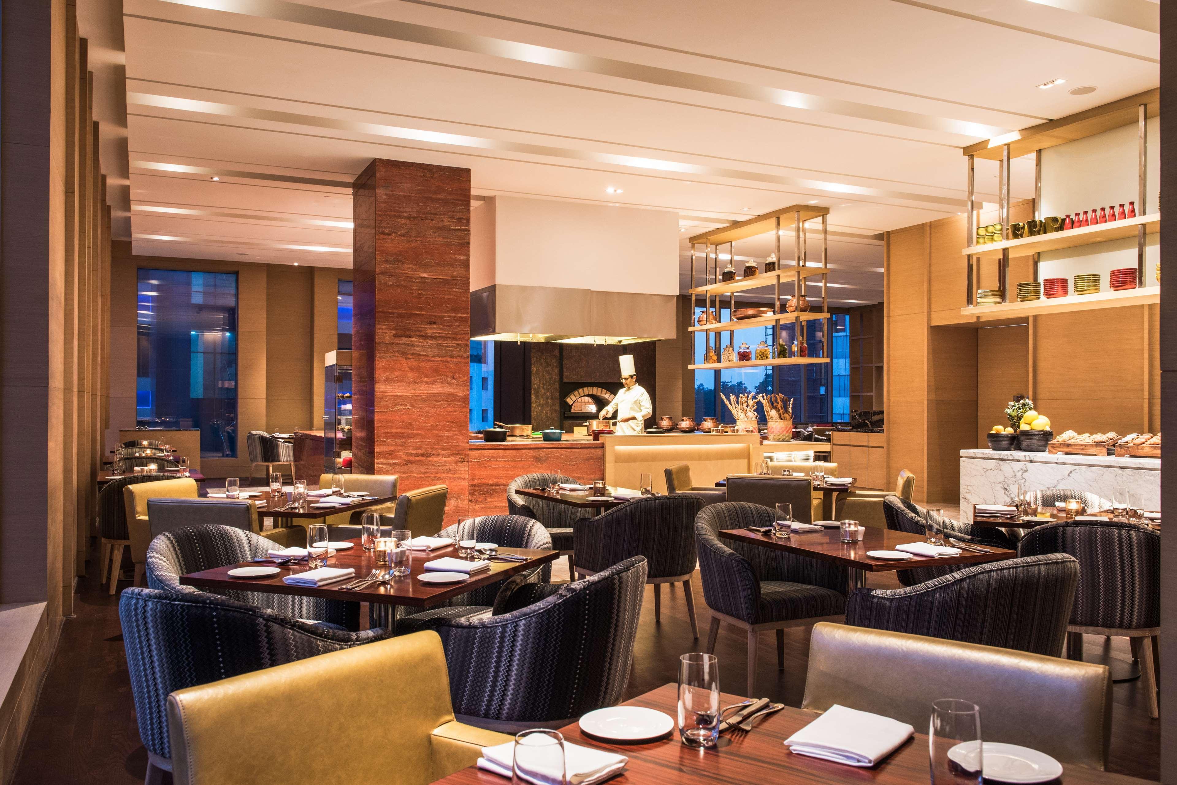 Hotel Hyatt Regency Lucknow Gomti Nagar Exterior foto The restaurant