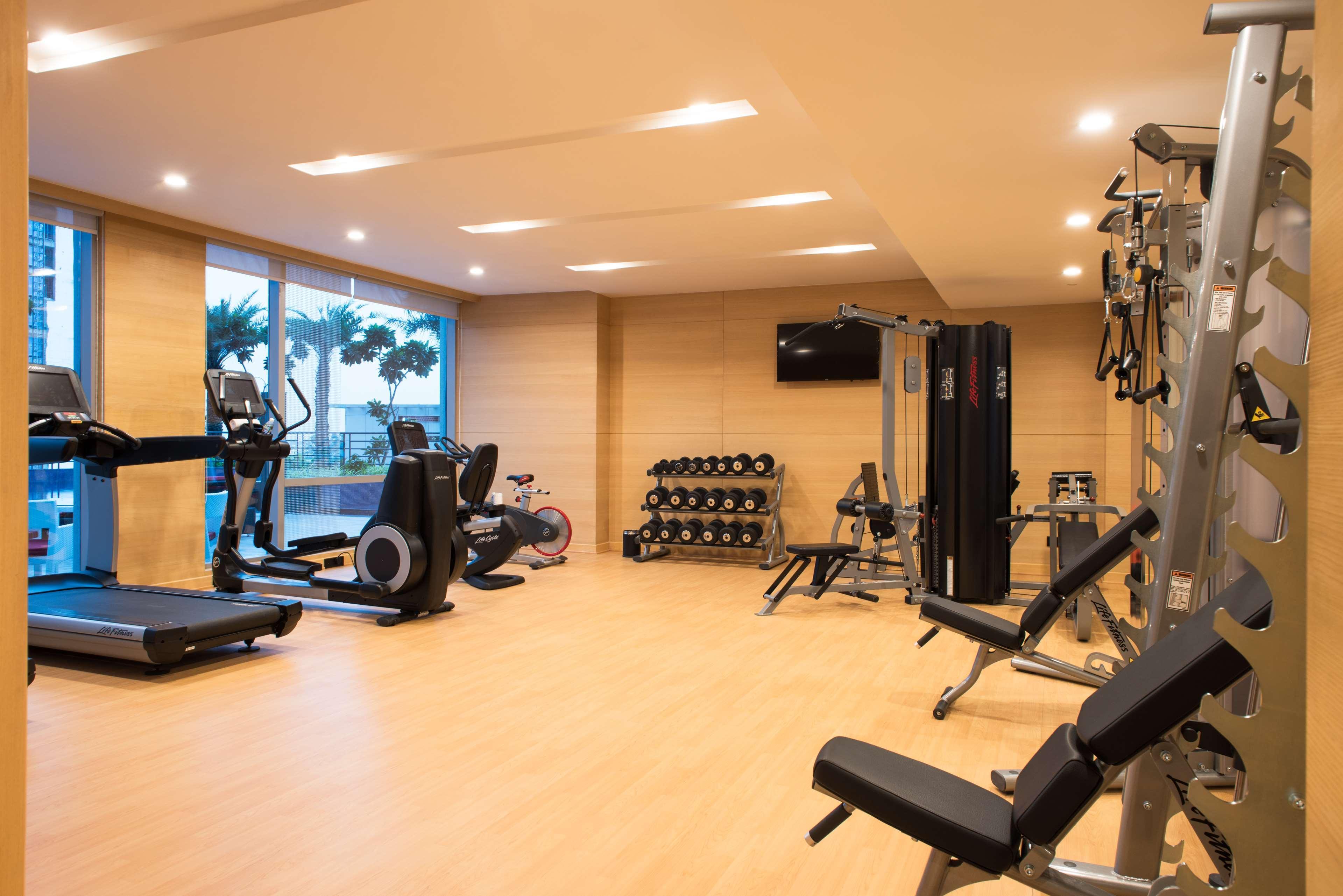 Hotel Hyatt Regency Lucknow Gomti Nagar Exterior foto The gym at the hotel