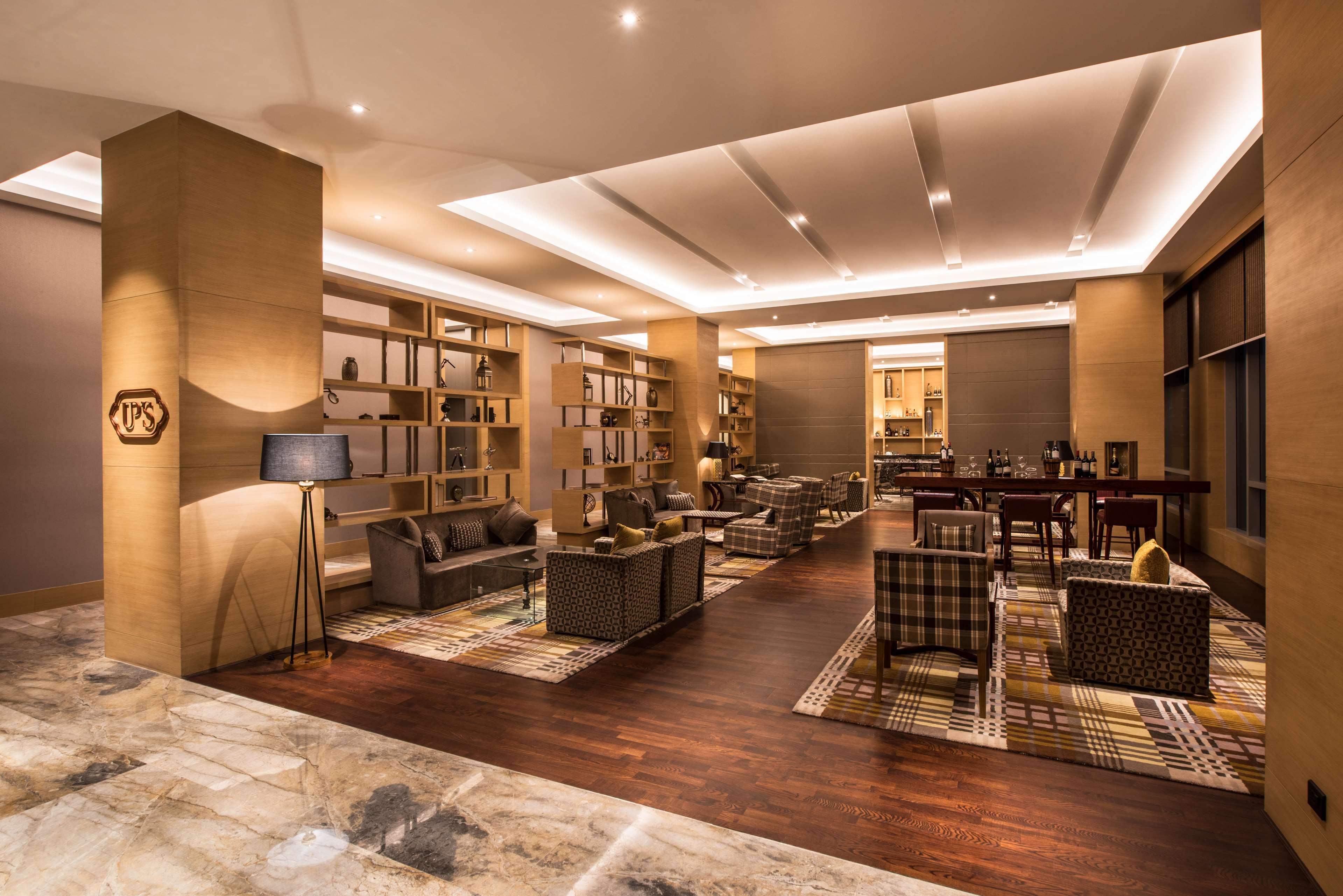 Hotel Hyatt Regency Lucknow Gomti Nagar Exterior foto The lounge at the airport
